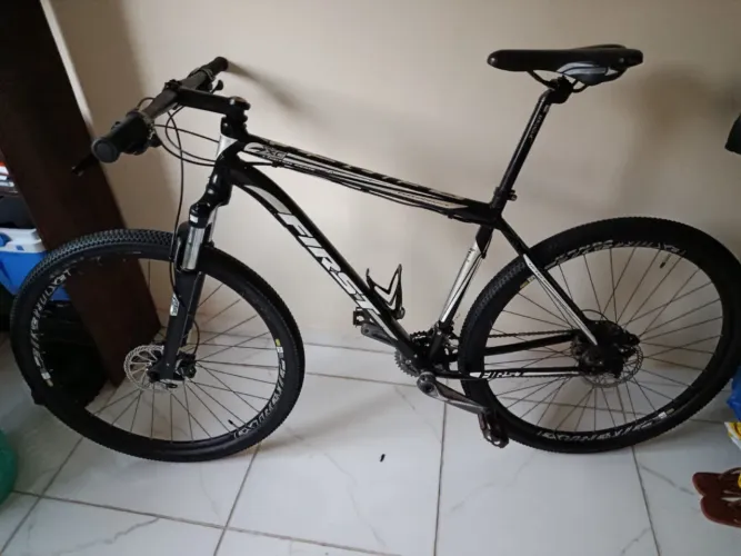 BICICLETA DE QUADRO DE ALUMÍNIO FIRST COM KIT SHIMANO XT 21 MARCHAS
