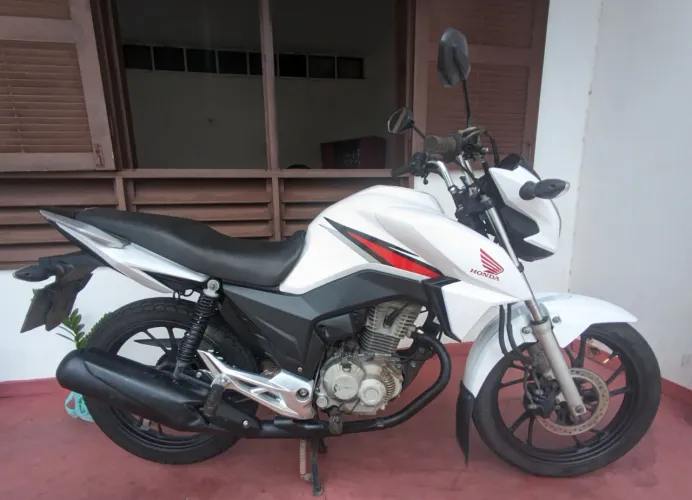 Vendo moto Titan branca ano 2016