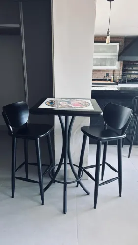 Mesa Bistrô com 4 banquetas altas