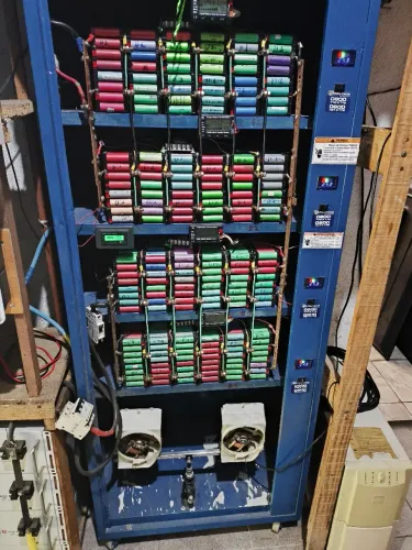Vendo banco de bateria de lítio de 48 ou 24v só vendo montado como no anuncio pra retirar 