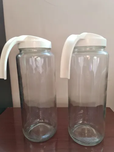 Par de jarras de vidro de 1 litro (com tampas de plástico branco)