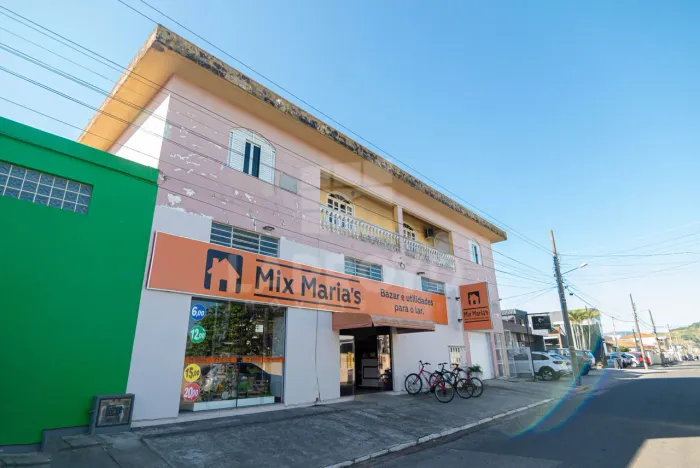 CASA COM SALA COMERCIAL EM CAPIVARI DE BAIXO
