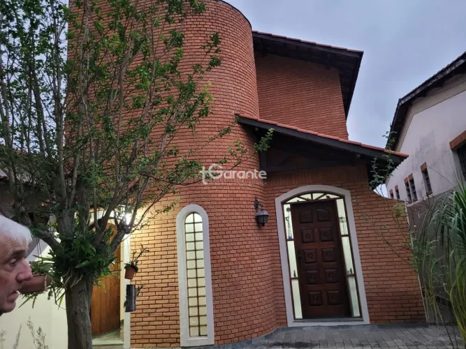 Oportunidade Z1 em SP: 374m², Armários, Sacada e Salão versátil no Subsolo