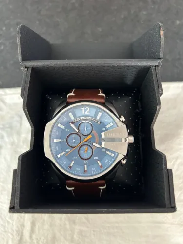Relógio Diesel Mega Chief com Pulseira de Couro