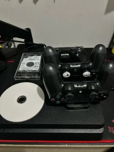 Playstation 4 PS4 sem detalhes com adicionais.