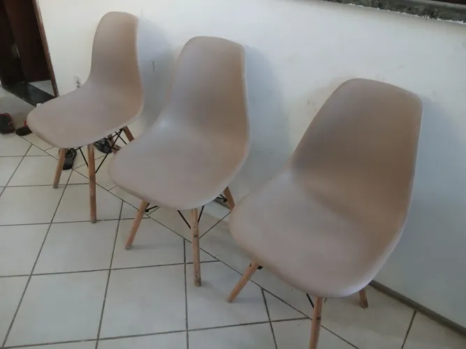 Vende-se 3 cadeiras de PVC com pernas de madeira