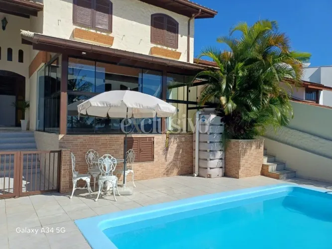 Ampla casa no Abraão com vista para o mar com piscina e área gourmet