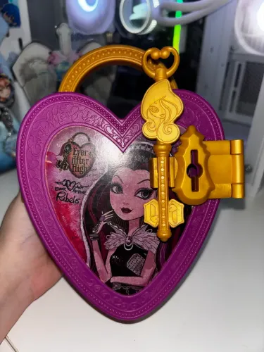 Maleta Ever After High (Raven Queen e Apple White)