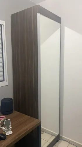 Sapateira vertical com portas de vidro, em ótimo estado!