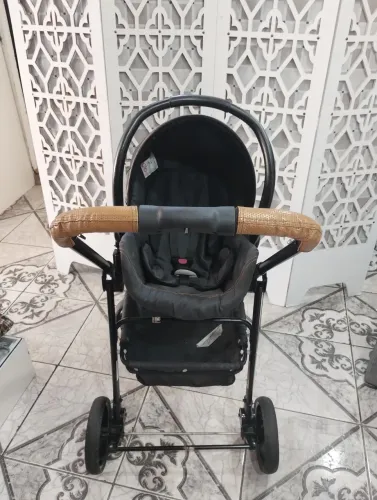 Carrinho Moisés+ bebê conforto 