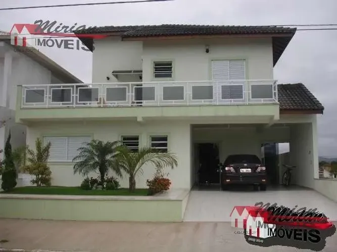 Casa com piscina para venda em condomínio fechado em Peruibe. 4 suítes sendo 2 com closet,