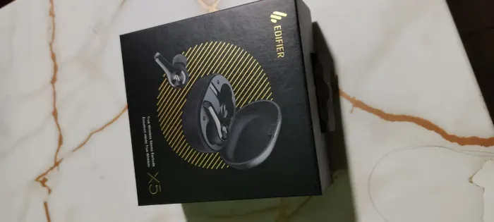 Vende-se fone de ouvido semi novo acompanha cabo pra carregar na caixa..