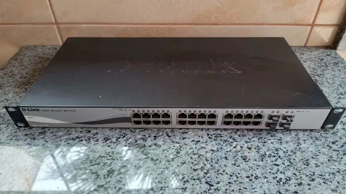 Vendo Switch D-LINK Gerenciavel 28 Portas, 10/100/1000MBPS e 4 Portas Combo GIGABIT/SFP.