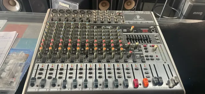 MESA DE SOM BEHRINGER XENYX X1832US