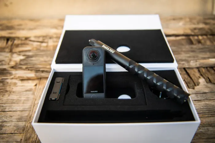 Câmera 8k Insta360 X4 Air combo com 2 baterias e bastão de selfie