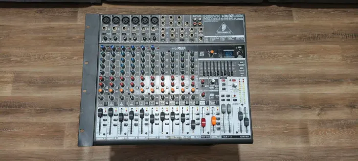 Mesa de som Behringer xenix x1832usb 18 canais