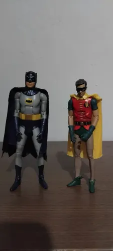 Dois bonecos articulados Batman e robin