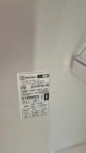 Geladeira Eletrolux com defeito, conservada