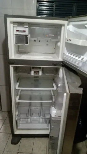 Geladeira Brastemp semi nova sem nenhum defeito..