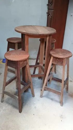 Vendo mesa bistrô com 4 banquetas excelente para resenhas 