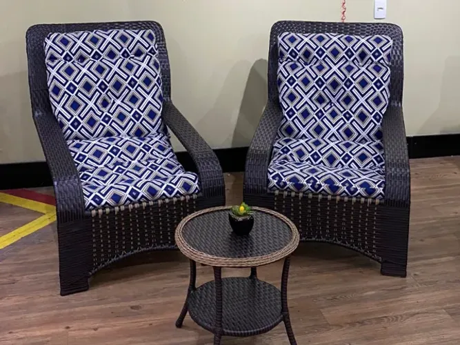 2 Poltronas Confortáveis + Mesa de Centro