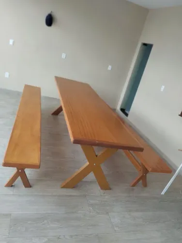 Mesa de madeira rústica com bancos