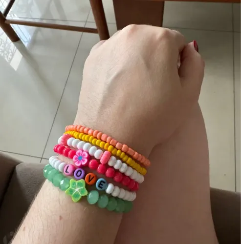 Pulseiras de miçangas coloridas 