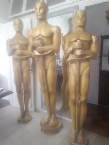 1 Oscar + de 2,40 Metros de Altura com Pedestais Resta 1 Unidade