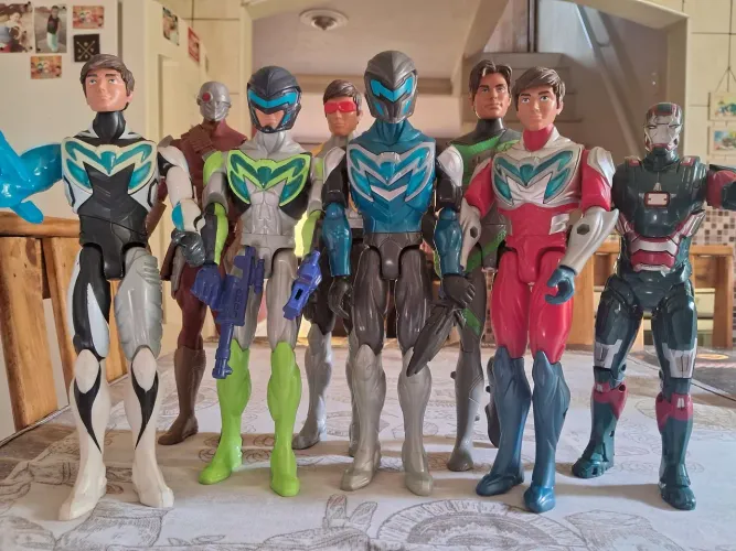 Bonecos Max Steel 30 cm praticamente novo 8 bonecos 280,00 reais somente para Sorocaba