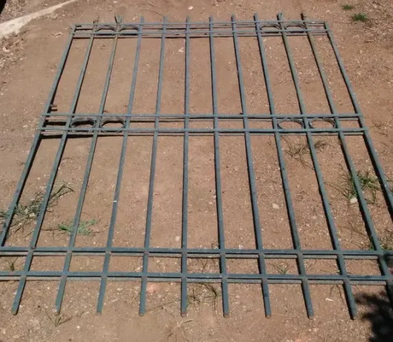 Grade com barras de ferro de 5/8" muito reforçada com poste de ferro para portão