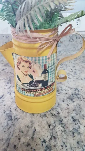 Vaso/Jarro Decorativo Retrô Amarelo - Estampa Vinho