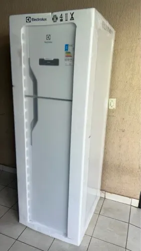 Geladeira 310 litros foss free top freezer 1 ano de garantia pela Eletrolux