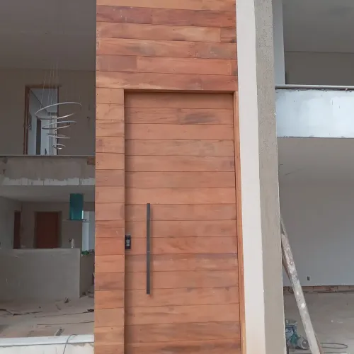 Porta pivotante completa e instalada 