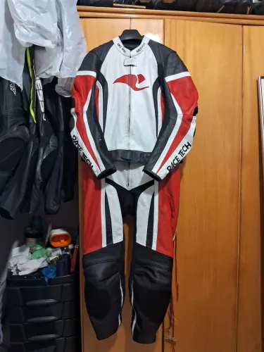 Macacão em couro Race Tech, seu rolês 