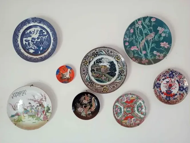 15 PRATOS DECORATIVOS ANTIGOS EM PORCELANA