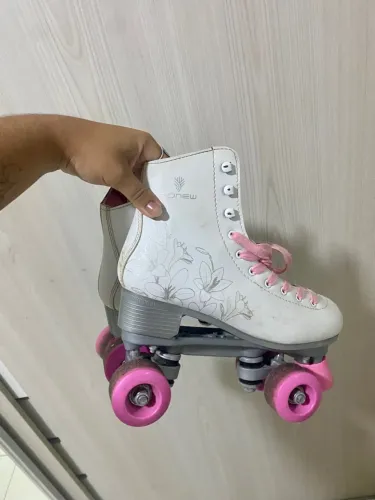 Patins Roller Branco com Detalhes Florais