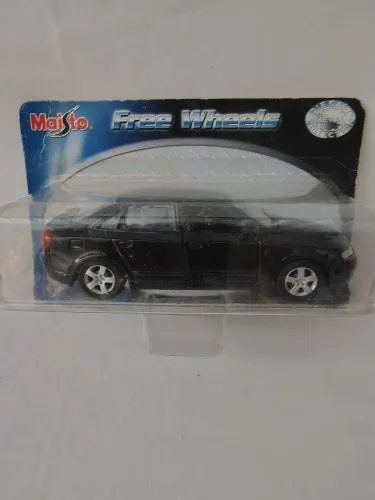 Miniatura Audi A4 Escala 1:40 Maisto Lacrada 