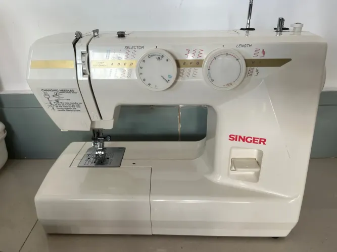 Máquina costura Singer com maleta e acessórios de bordado 110v