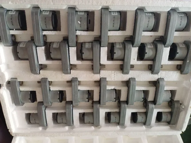 Motor com box de redução, 33 rpm, 12V, alto torque.