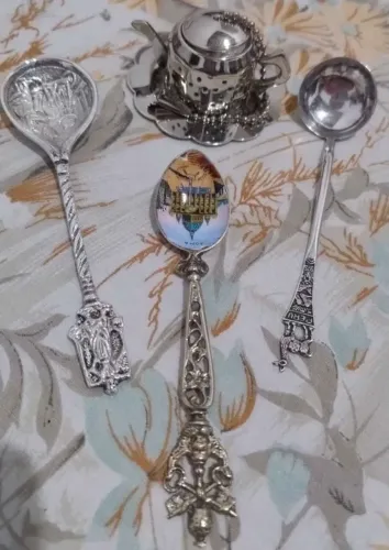 Conjunto de Colheres Antigas e Filtro de Chá