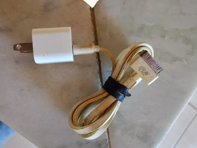 Carregador do iPhone 4 50 reais