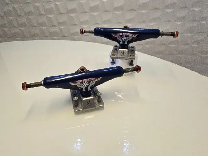 Par truck skate Silver, M-CLASS 139mm, eixo vazado, (NOVO)
