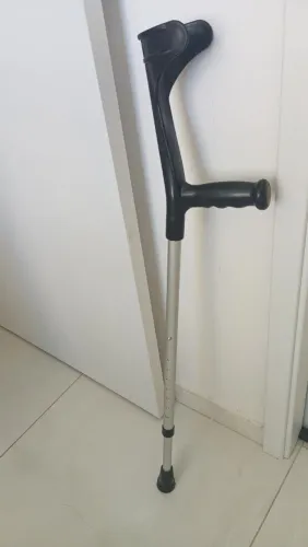 Vendo uma muleta ajustável da marca Mercury por R$ 50,00