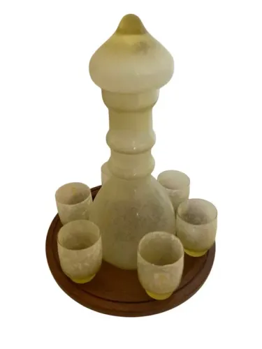 Garrafa de licor e 6 copos pequenos 