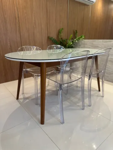 Mesa de Jantar Oval com Tampo Branco e Base em Madeira