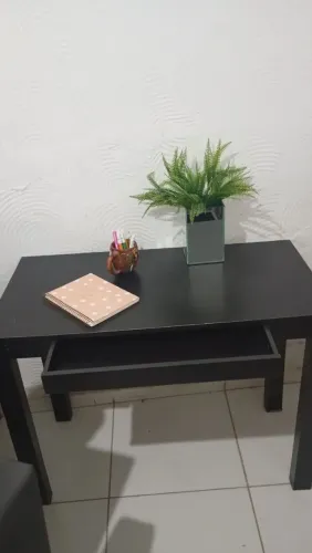 Escrivaninha maravilhosa pouco tempo de uso, motivo venda vou viajar,meu zap *31