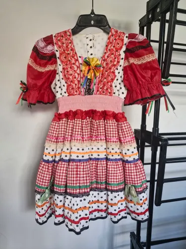 Vestido + chapéu Junino Colorido e Charmoso