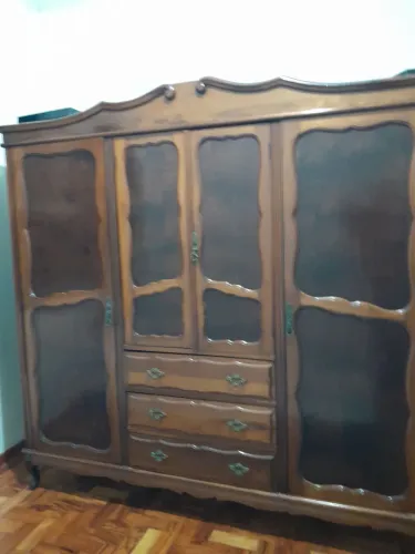 Guarda-Roupa Clássico de Madeira