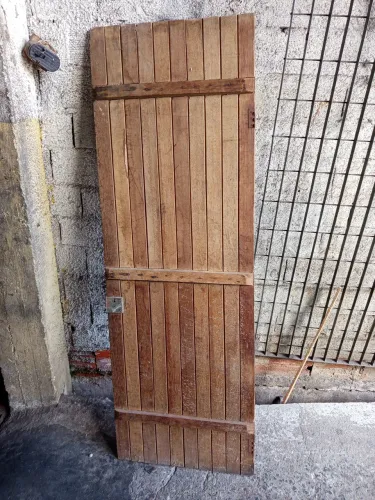 Porta de madeira  1.80 de altura por 64 de largura 