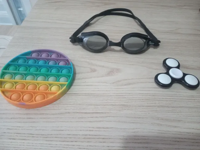 Óculos de Natação, Pop It e um Fidget Spinner